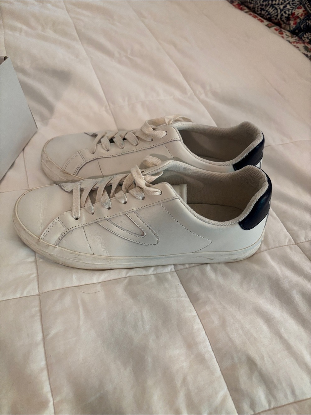 Tuckernuck Tretorn  Mason Leather Sneakers with Navy Heel Tab  Sz 8.5